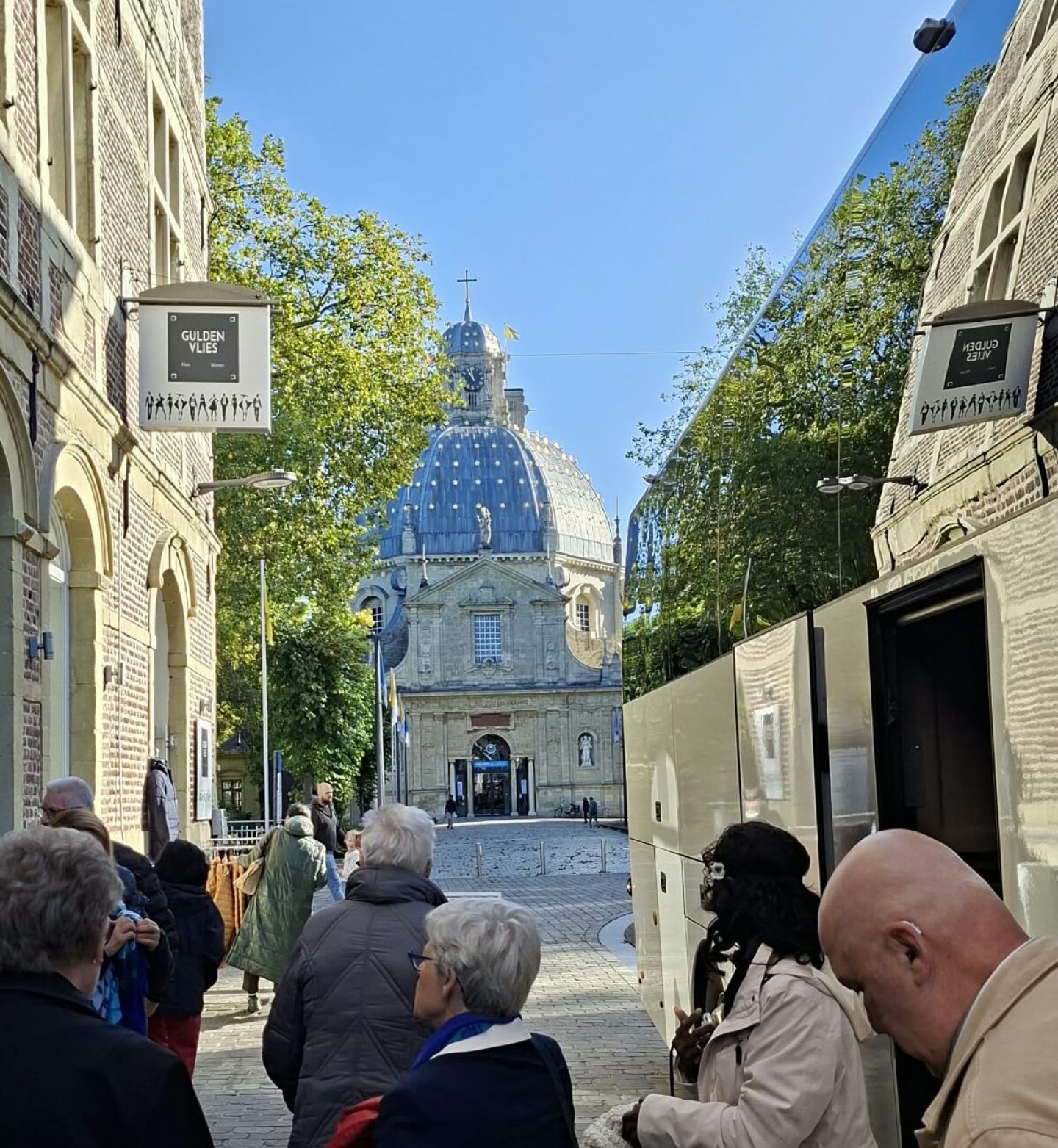 aankomst bij basiliek