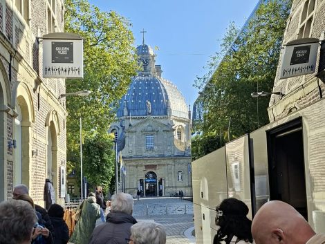 aankomst bij basiliek